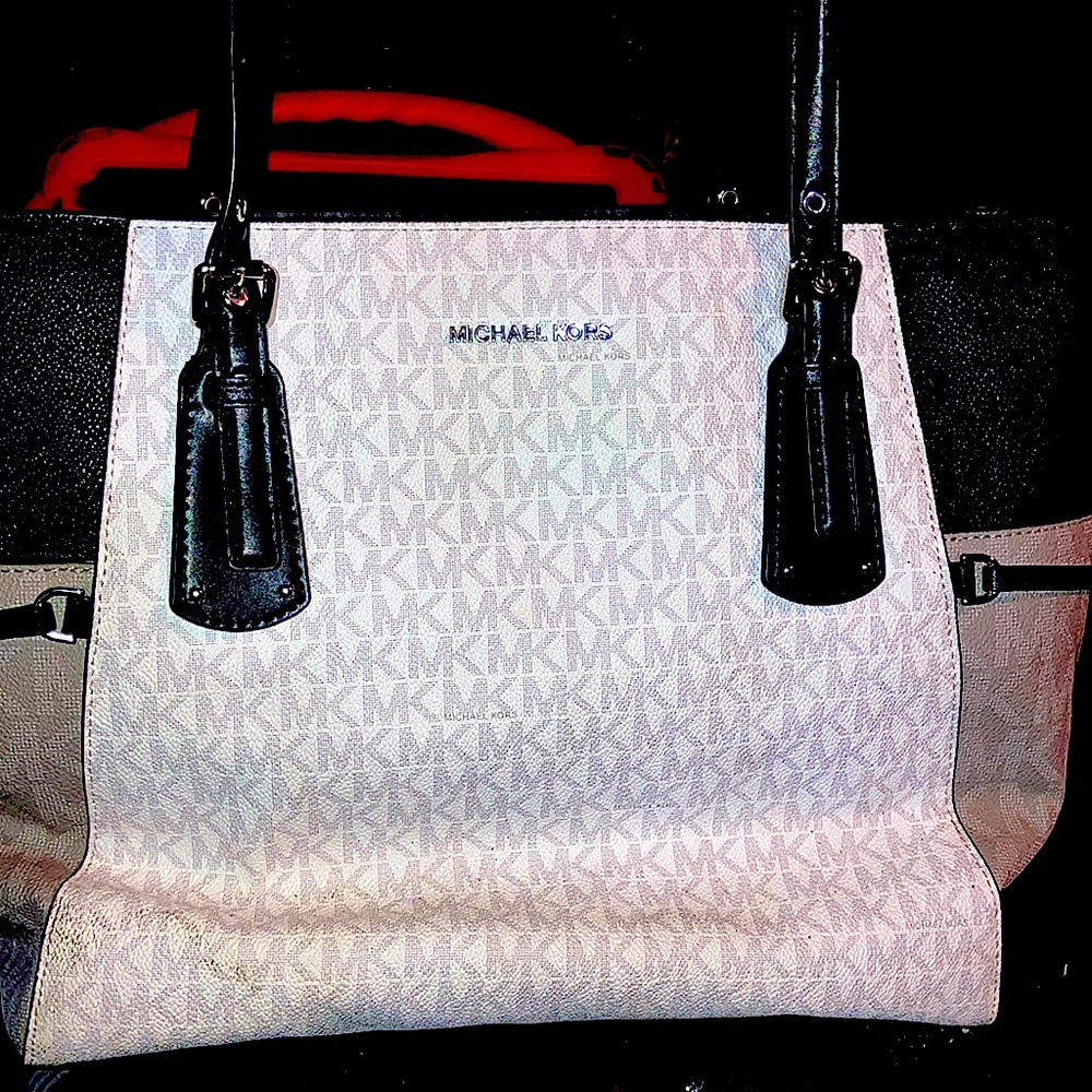 Michael kors purse . Black grey and white .